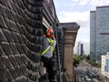 Auch eine optische Verschönerung der alten Fensterrahmen: Mit Titanzink-Blech wurden die Fensterleibungen geschützt.